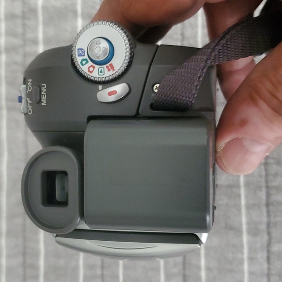 Used Panasonic 3CCD Mega O.I.S.Camcorder with carrying case,charger and remote - Picture 10 of 11